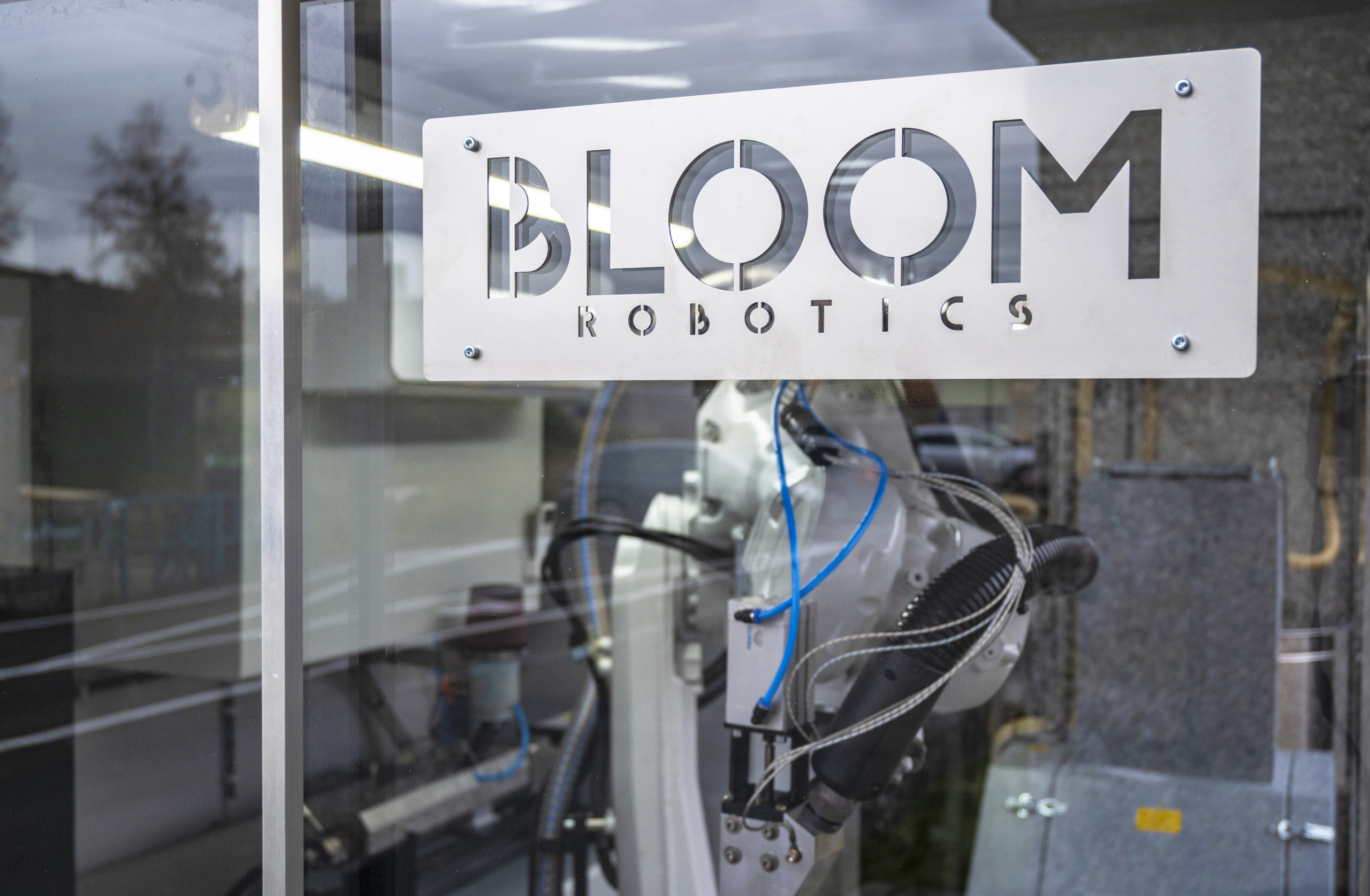 BLOOM Robotics 3d-printer inside shipping container